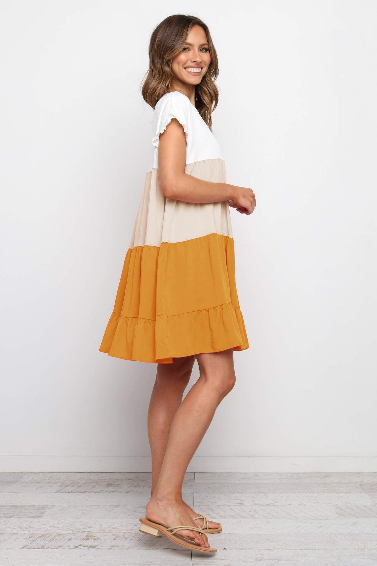 Jovita - Schattierungen des Sonnenuntergangs:  Verspieltes Kleid mit Farbblöcken in Weiß, Beige und Goldorange