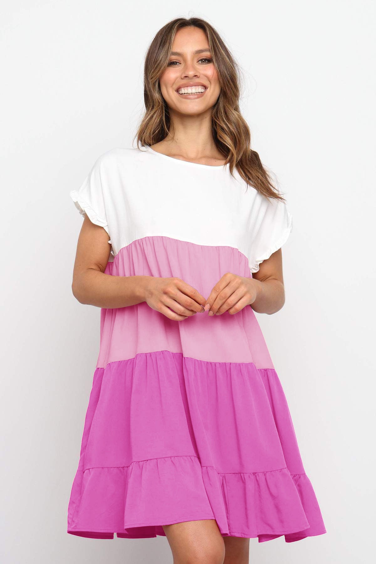 Jovita - Schattierungen des Sonnenuntergangs:  Verspieltes Kleid mit Farbblöcken in Weiß, Beige und Goldorange