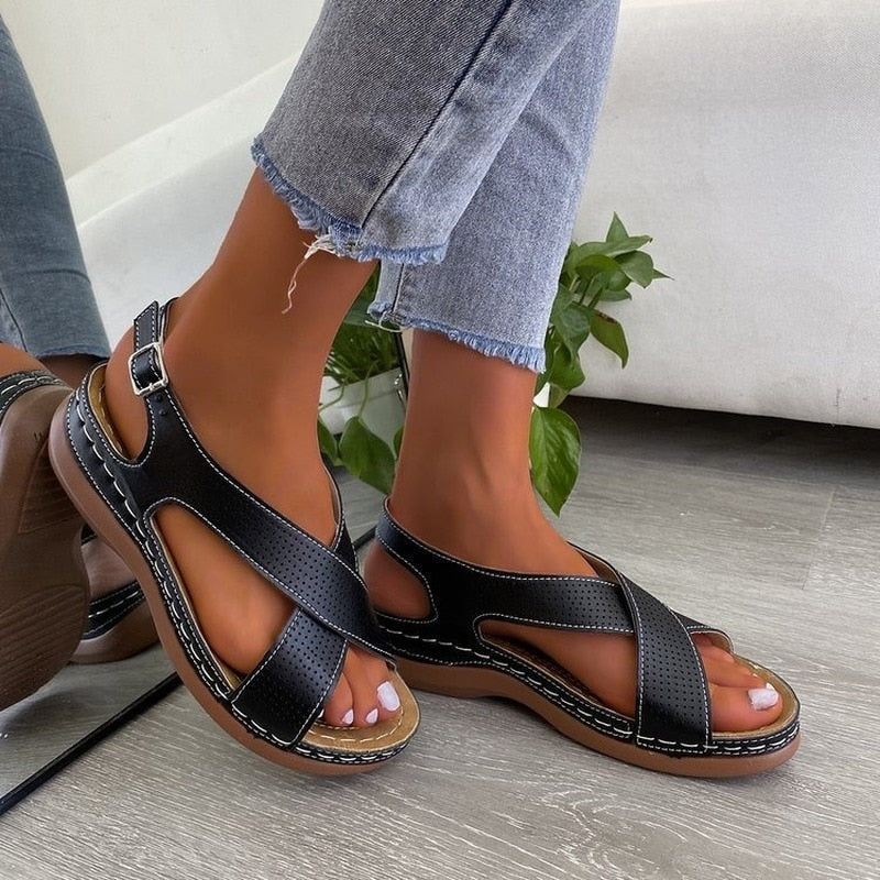 Bitsy - moderne schwarze Ledersandalen mit schicken Ziernähten