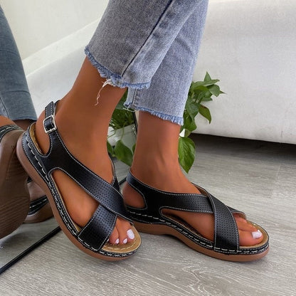 Bitsy - moderne schwarze Ledersandalen mit schicken Ziernähten