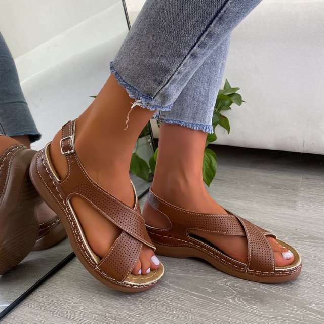 Bitsy - moderne schwarze Ledersandalen mit schicken Ziernähten