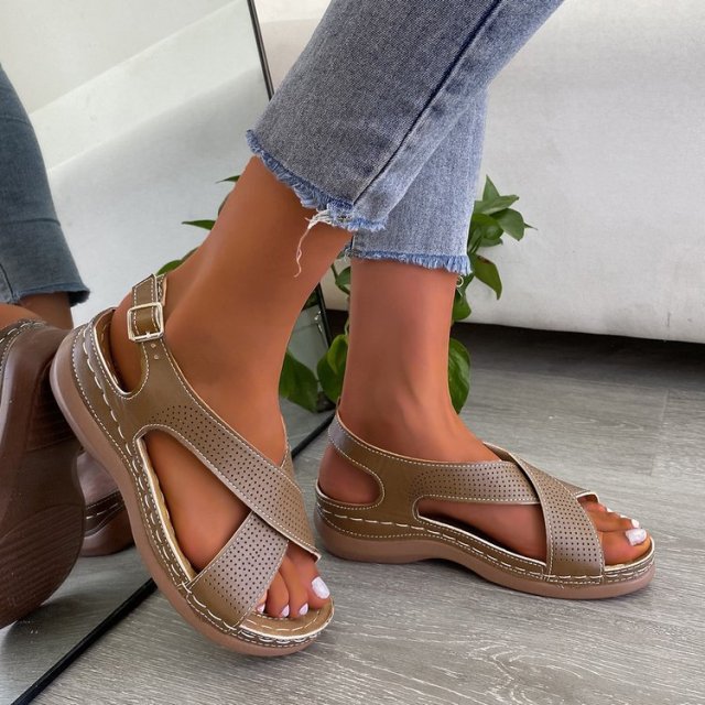 Bitsy - moderne schwarze Ledersandalen mit schicken Ziernähten