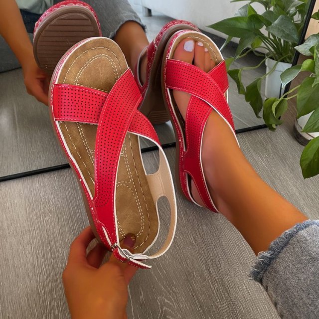 Bitsy - moderne schwarze Ledersandalen mit schicken Ziernähten
