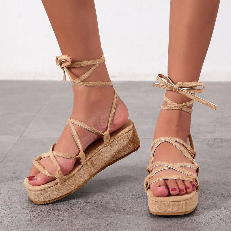 Jacey - Sunset Strides, goldsandfarbene Plateausandalen aus Wildleder zum Schnüren
