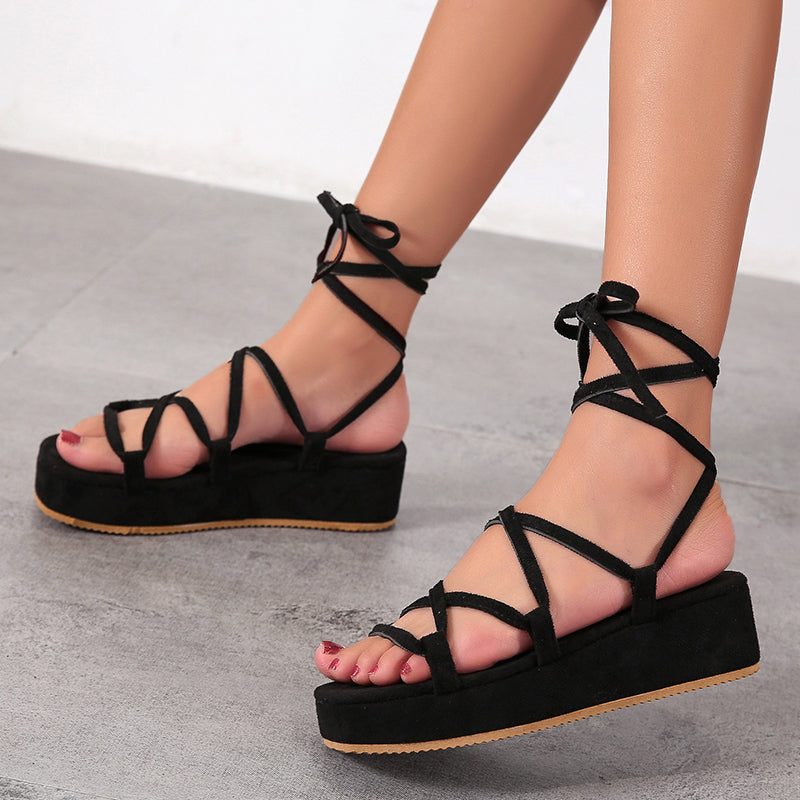 Jacey - Sunset Strides, goldsandfarbene Plateausandalen aus Wildleder zum Schnüren