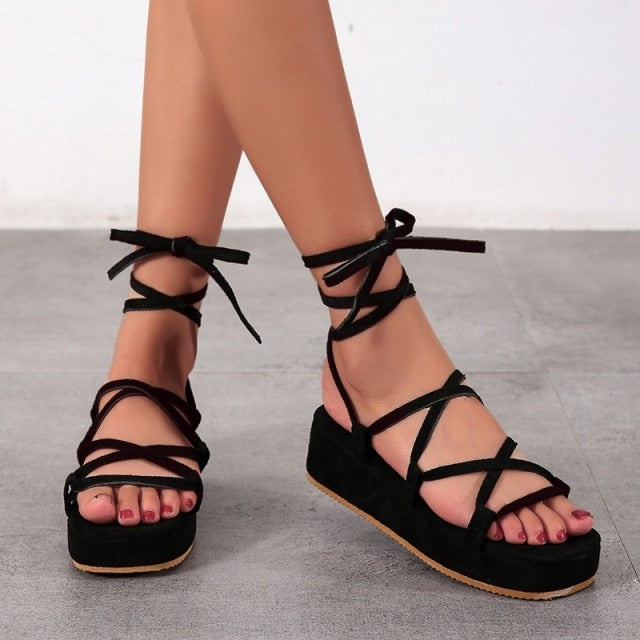 Jacey - Sunset Strides, goldsandfarbene Plateausandalen aus Wildleder zum Schnüren