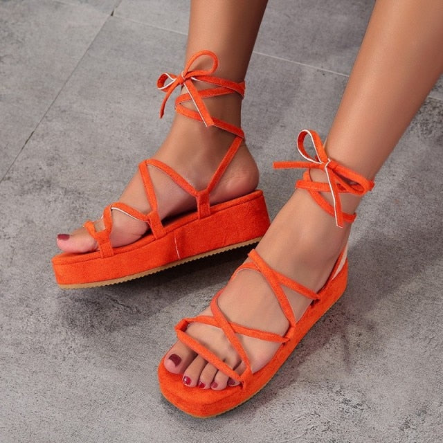 Jacey - Sunset Strides, goldsandfarbene Plateausandalen aus Wildleder zum Schnüren