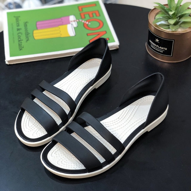 Josephine - schlichte beigefarbene Riemchensandalen mit modernem Twist
